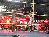 Реальный тайский бокс, победит мужик в синих трусах (слева)
